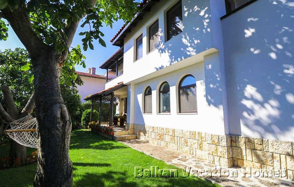 Красива къща във вилната зона южно от Балчик