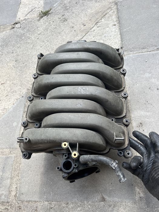 Всмукателен колектор audi A8 d4 4,2 fsi