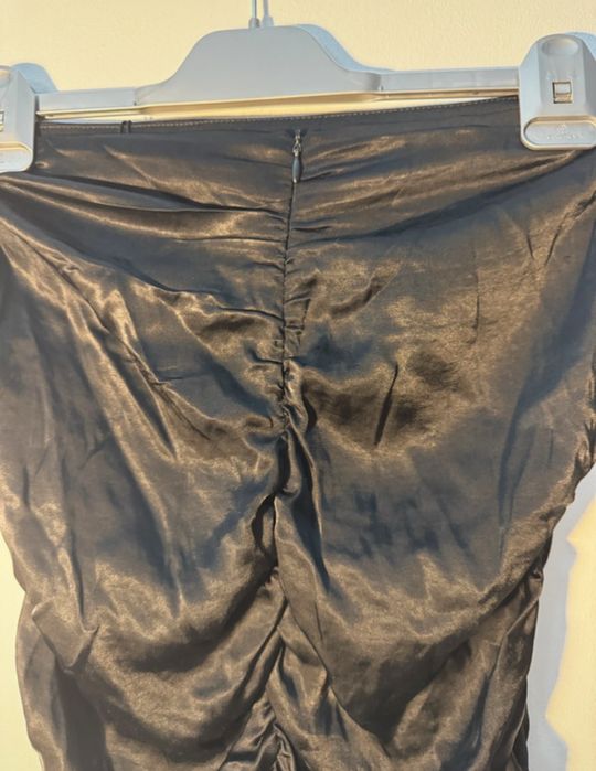 Fusta scurta satinata cu detalii incretite