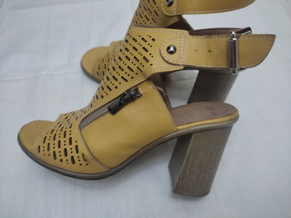 Продам босоножки