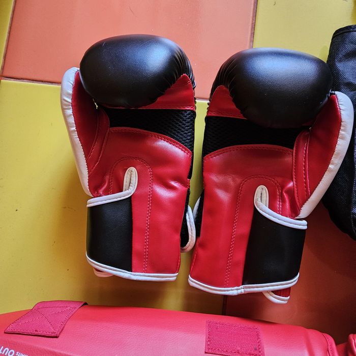 Tibiere si mănuși karate