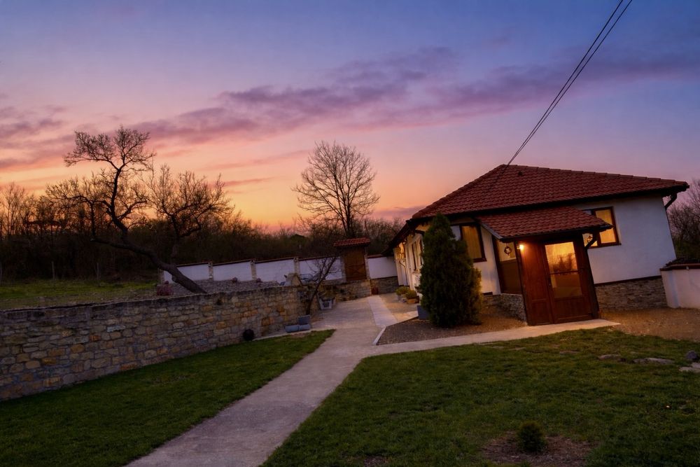 Реновирана къща - гр. Каспичан, кв. Калугерица