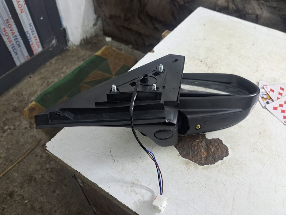 Мазда 323 боковой зеркола