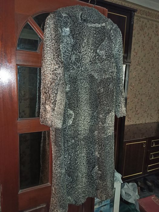 Новая красивая шуба натуральная каракулевая.