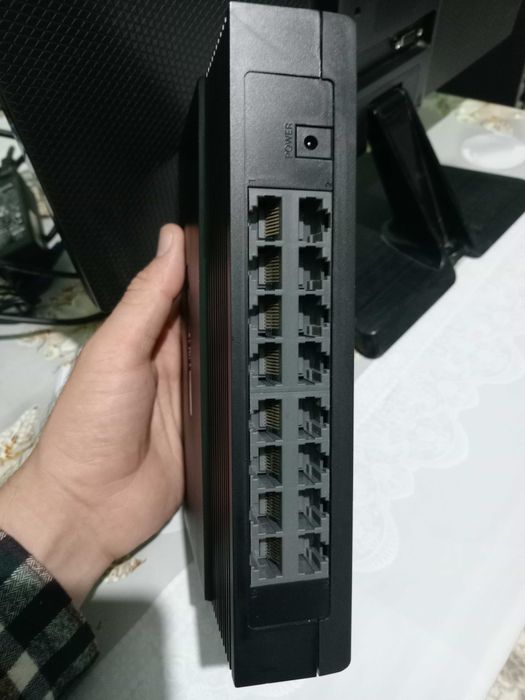 Komutator, HUB. TP-Link TL-SF1016D 10/100 Mbps.