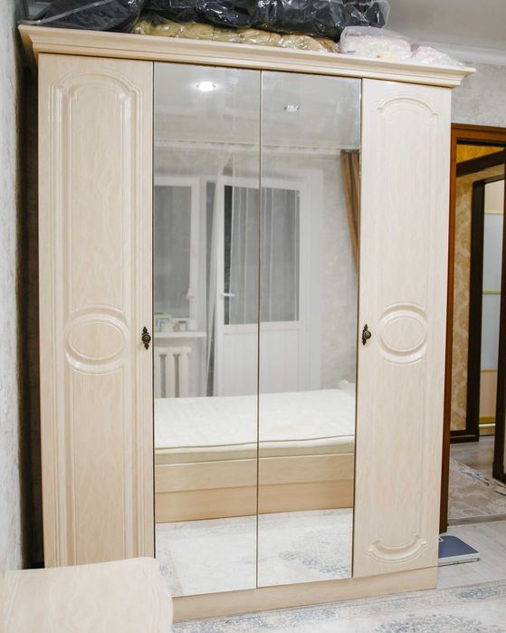 Спальный гарнитур бежевый