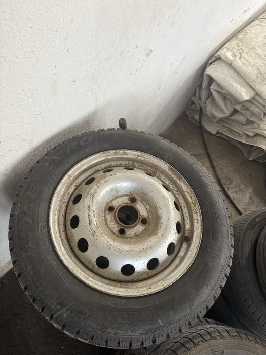 Продам шипованные шины в комплекте