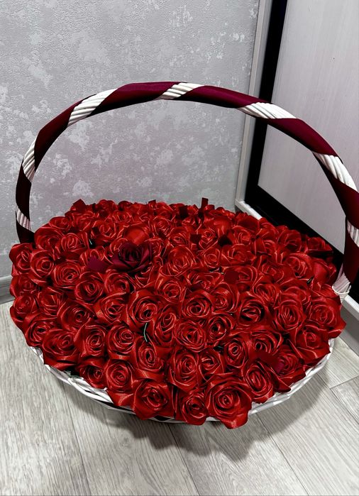 Розы из атласных лент