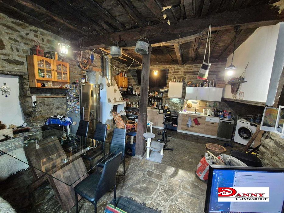 Двуетажна къща с двор и соларна система в с. Кесарево