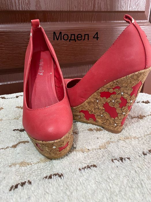 Различни модели обувки на висок ток или платформа