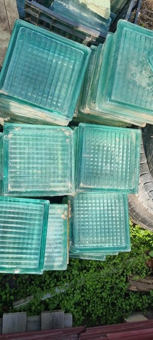 Căramizi sticlă,preț 4 ron bucata.