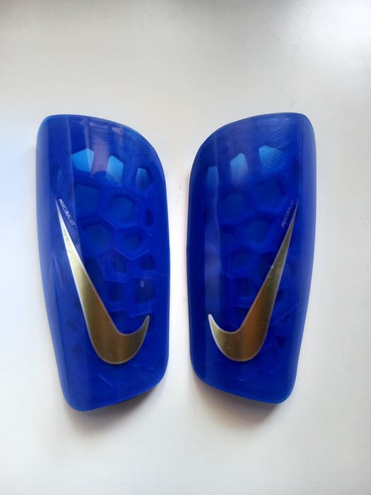 Футбольные щитки, Nike Mercurial Lite.