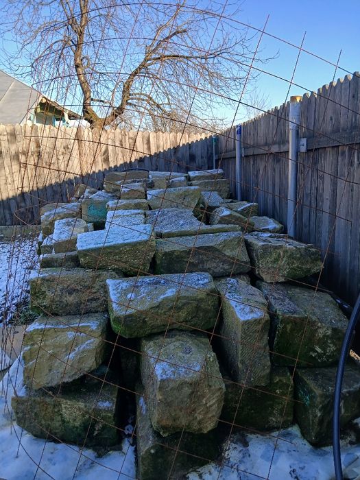 Vând piatră bulgări