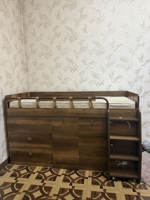 Кровать,рабочий стол, шкафы