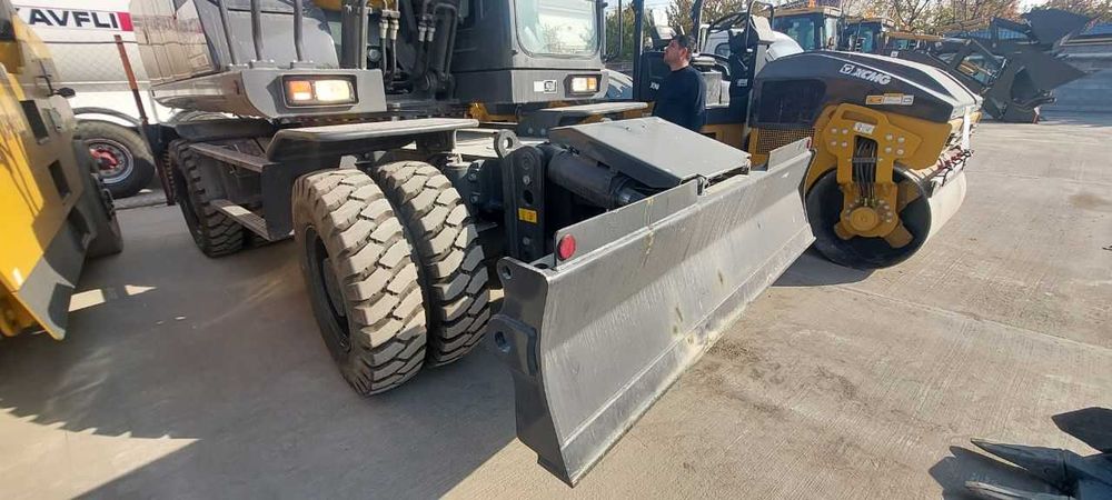 XCMG XE210WD — это более мощный и тяжелый колесный экскаватор 1.2 куб