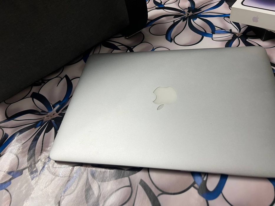 Macbook air2015 corei5 ram 4gb store 128gb. Cycle 295