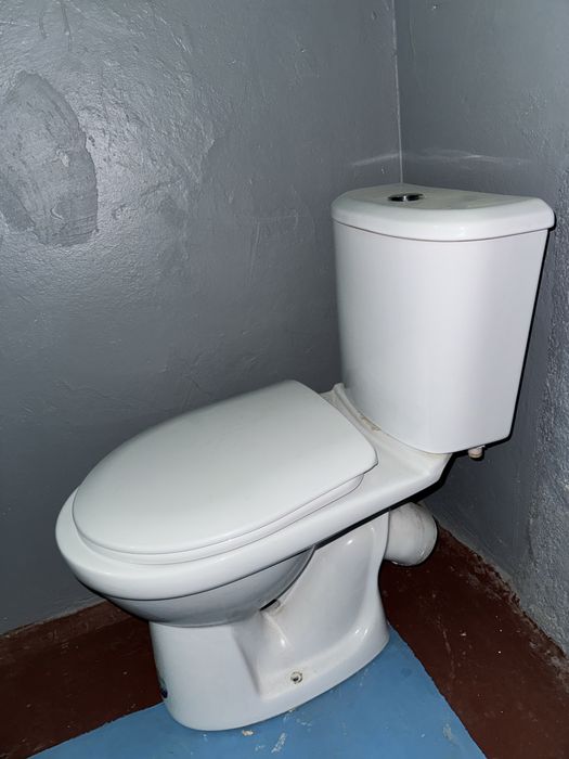 Unitaz srochna sotiladi