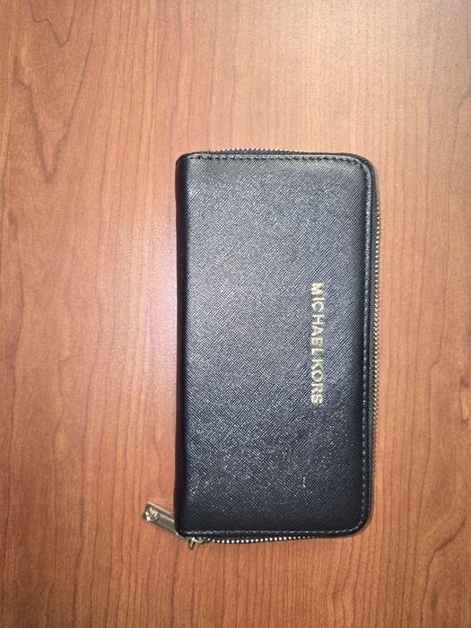 Черно дамско портмоне.