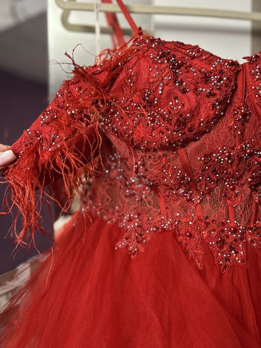 Червена официална рокля с корсет