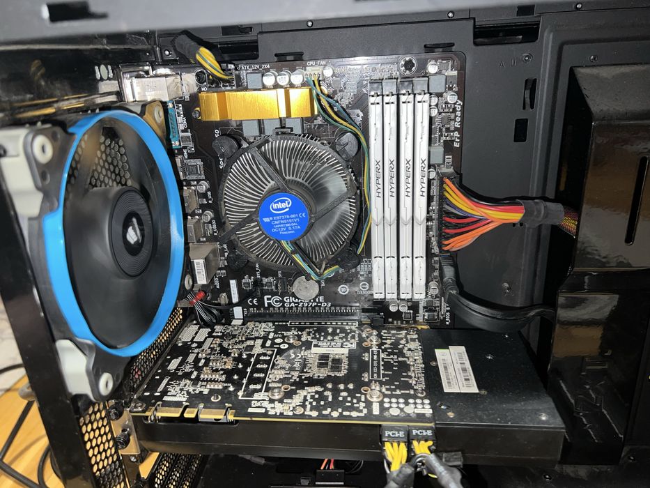 Pc intel i5 4690k, 16gb ram, Nvidia GTX 970, ssd 120gb, hdd 1tb.