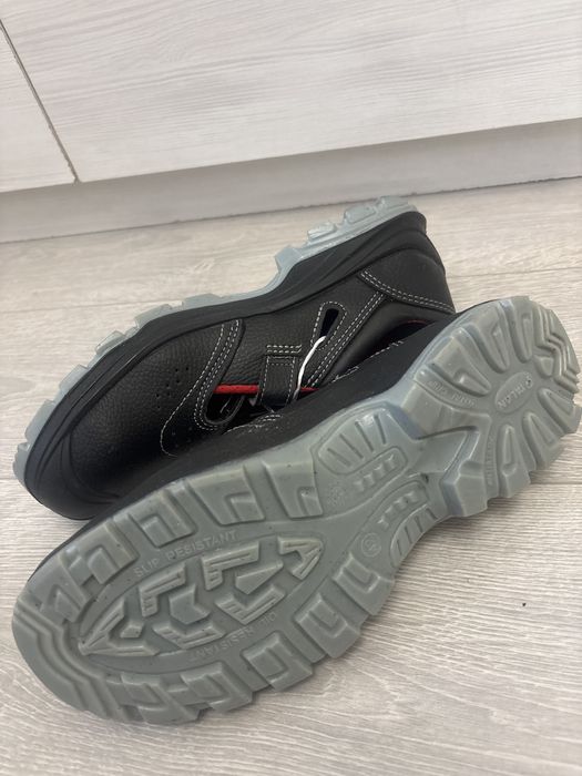 Рабочие сандалии с усиленным подноском.