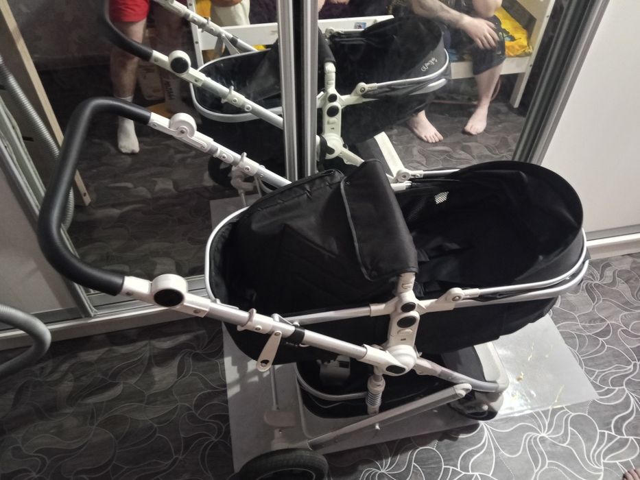 Две коляски одинаковые