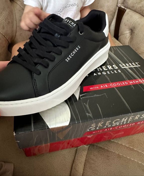 Цвет Чёрный бренд Skechers из Европы