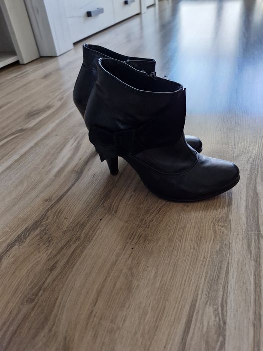 Cizme și ghete cu toc din piele marimea 34