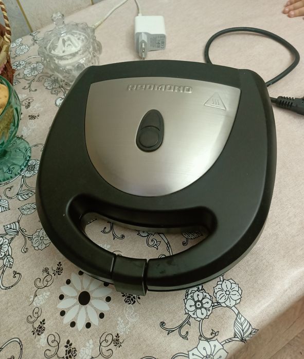 Вафельница продам