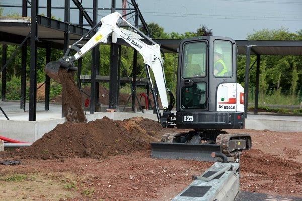 Închiriez buldoexcavator, Bobcat, excavator, buldozer, compactor, vola