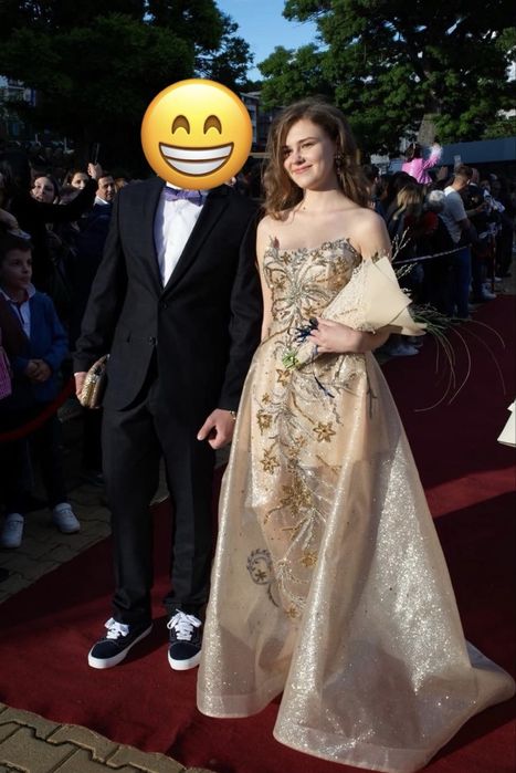 Елегантна официална бална рокля в златисто с ръчна бродерия