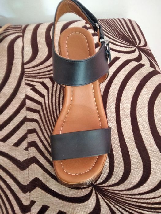 кожаные босоножки на каблуке