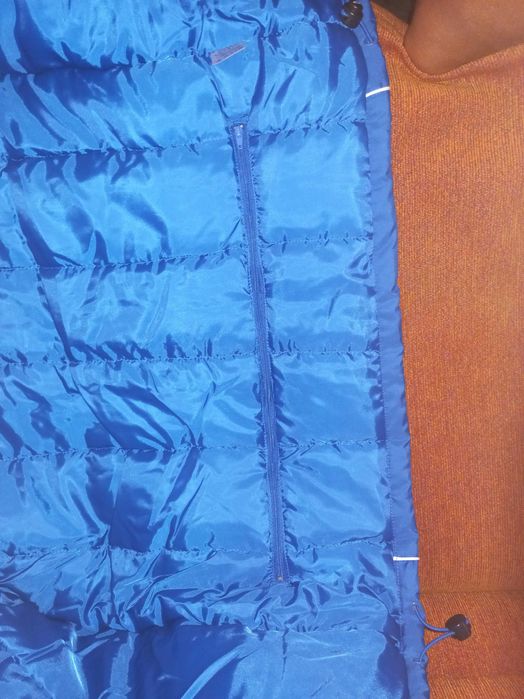 Продавам ново оригинално  мъжко яке Assics