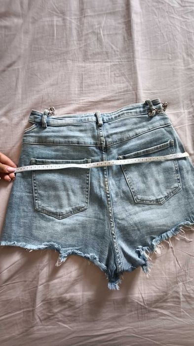 Къси панталони с изрязан ефект на талията и синджир Л