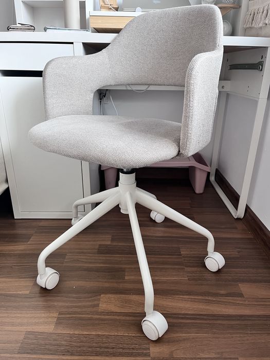 Офис стол текстил с бяла основа