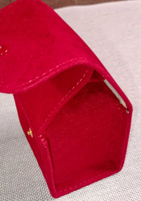 Husă pre-ovned de călătorie pentru ceas Cartier , din catifea roșie