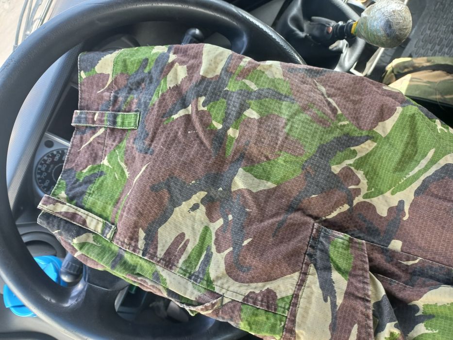 Vând haine militare