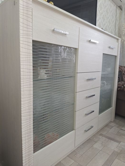 Продам сервант для посуды и телевизора