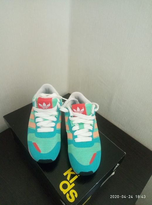 Продаю кроссовки на девочку 28 размера