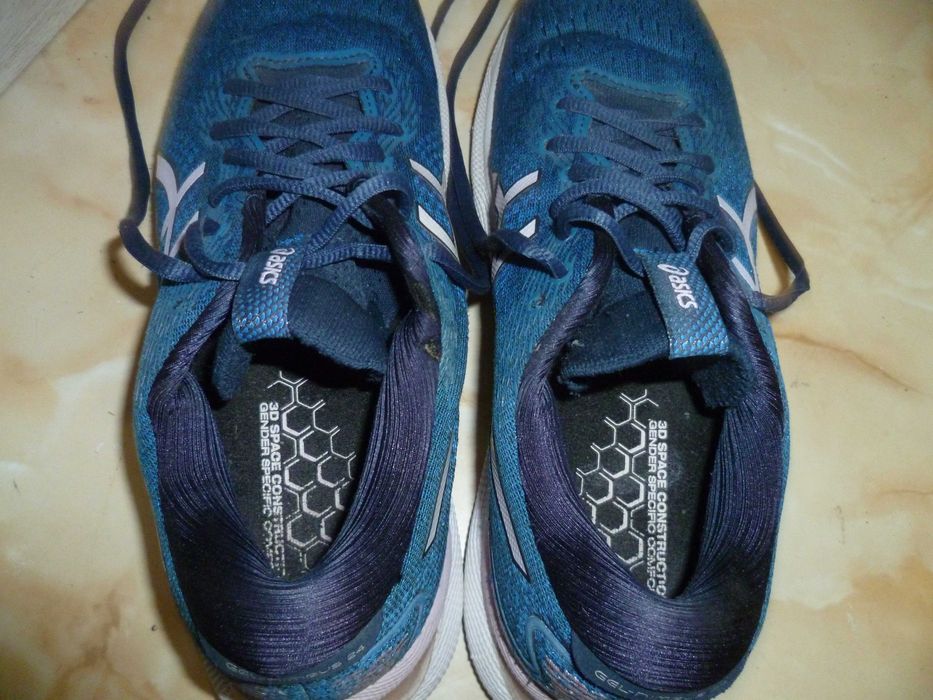 ASICS маратонки