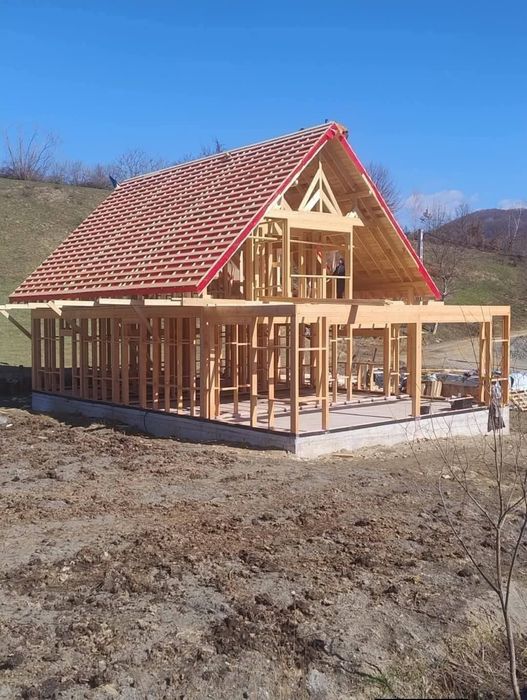 Case de lemn cu dormitor baie bucătărie și living