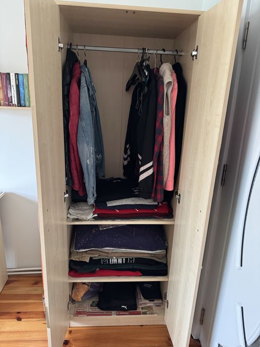 Двукрилен гардероб в светъл цвят като нов.