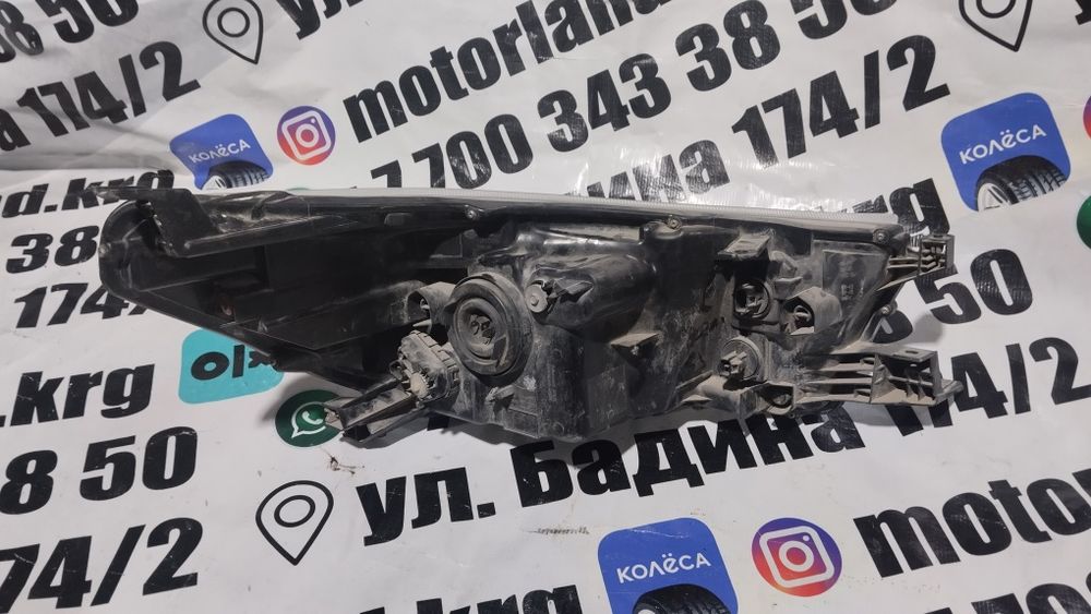 Фара левая Toyota Hilux