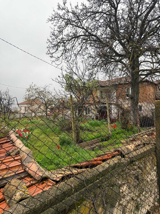 Къща с двор в с.Здравец