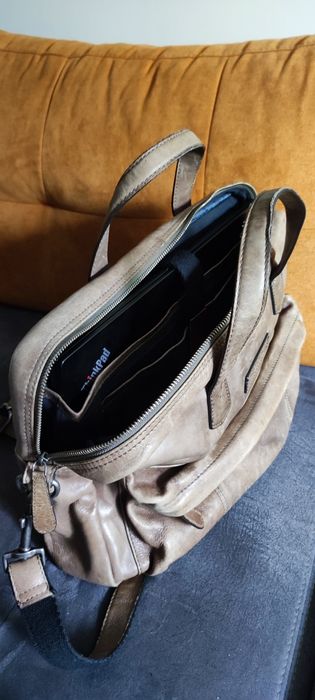 Елегантна чанта за лаптоп или таблет, от естествена кожа.