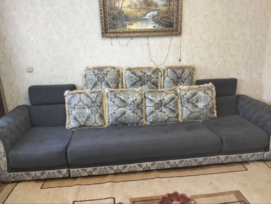 Большой раскладной диван с подушками