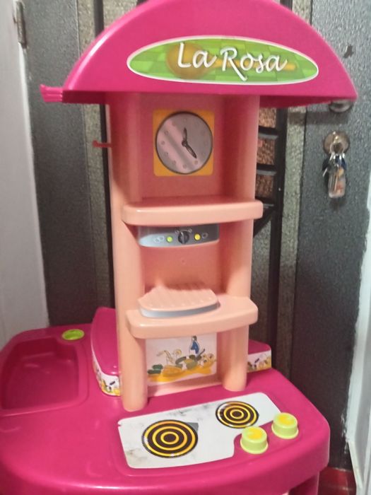 Vând bucătărie roz