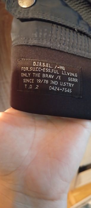 Geacă  DIESEL BLACK GOLD – Ediție Specială marimea L
Mărimea L .

O pi