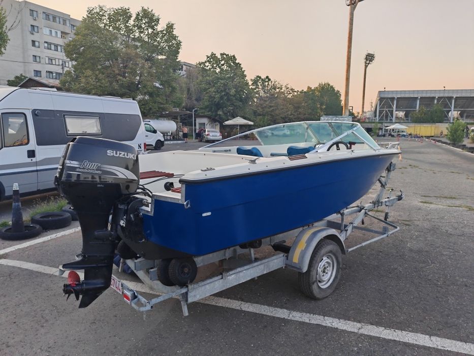 Vând Barca cu motor și peridoc