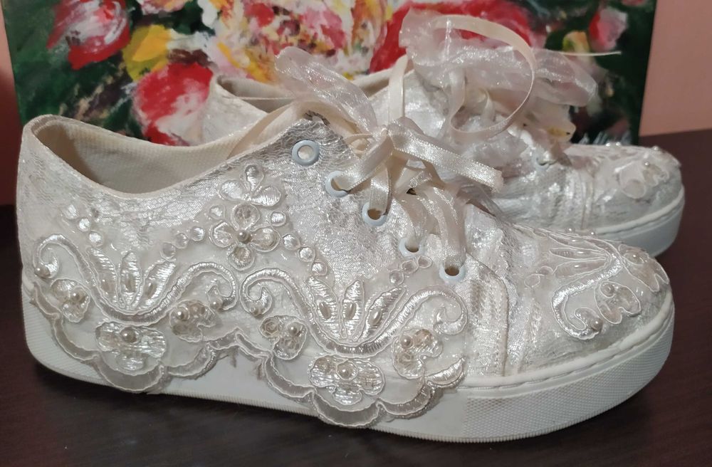 Удобни и красиви сватбени маратонки